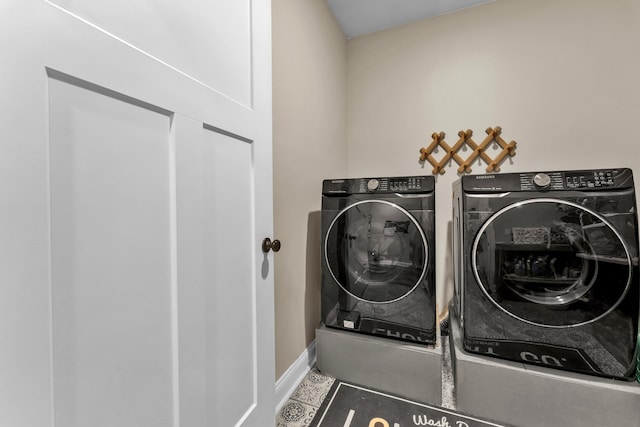 laundry room with tile patterned flooring and independent washer and dryer