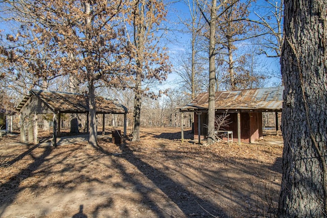 view of yard with an outbuilding