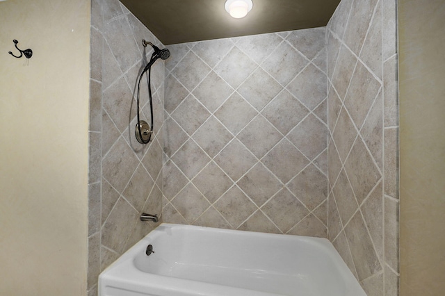 bathroom with tiled shower / bath combo