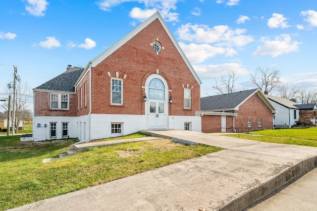 view of front of property with a front lawn