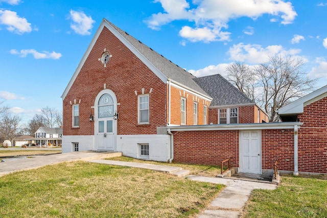 back of house featuring a lawn