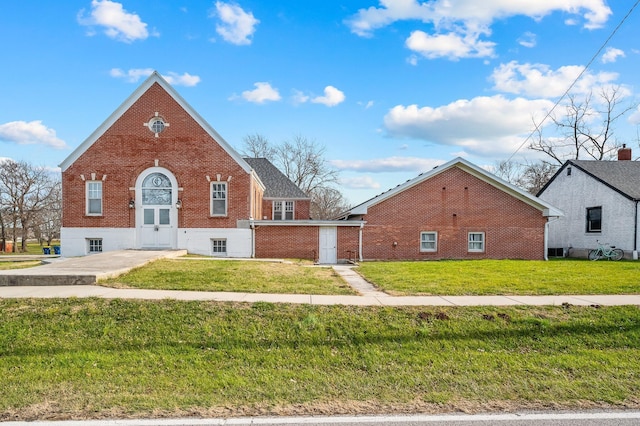 view of front facade with a front lawn