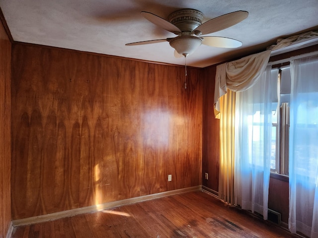 unfurnished room featuring a textured ceiling, wood-type flooring, and ceiling fan