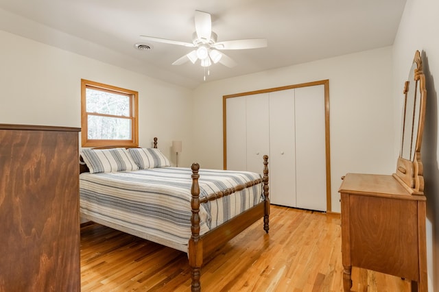 bedroom featuring light wood-type flooring, ceiling fan, and a closet