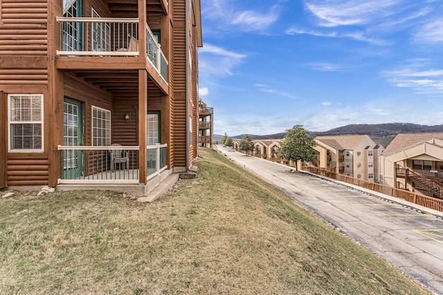 view of yard featuring a mountain view