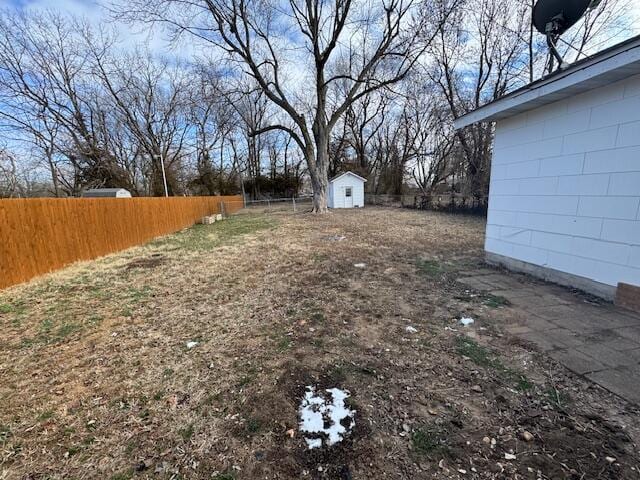 view of yard featuring a shed