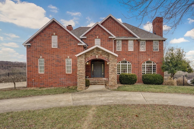 view of front of home featuring a front lawn