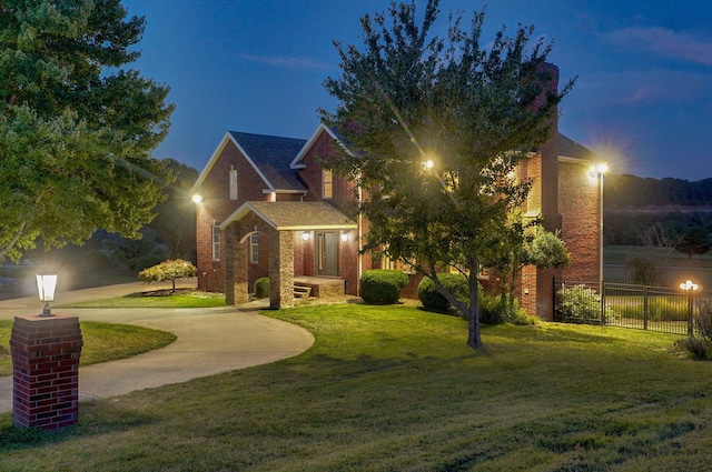 view of front facade featuring a front yard