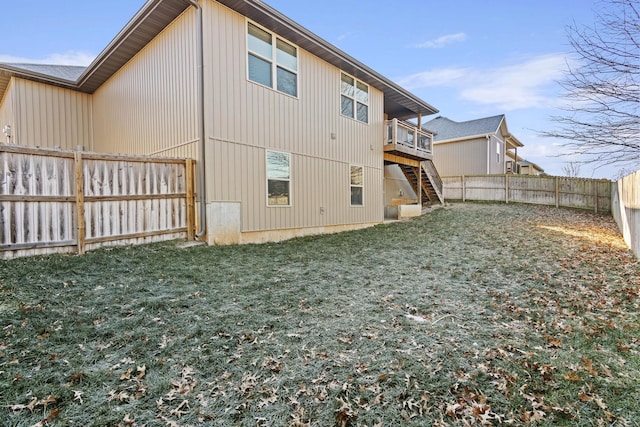 back of house featuring a yard