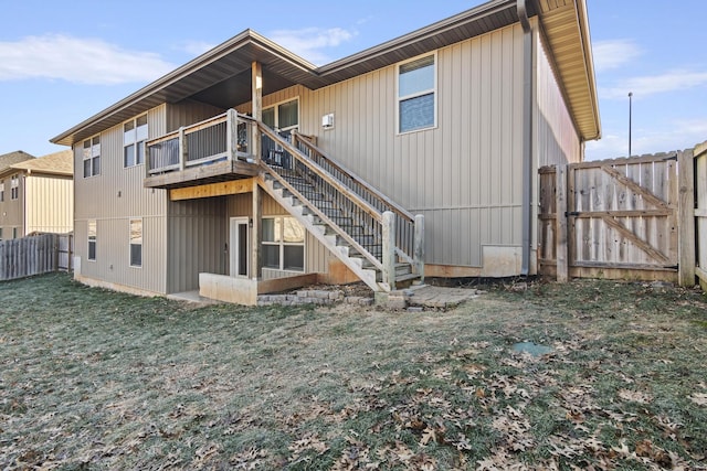 rear view of house featuring a yard