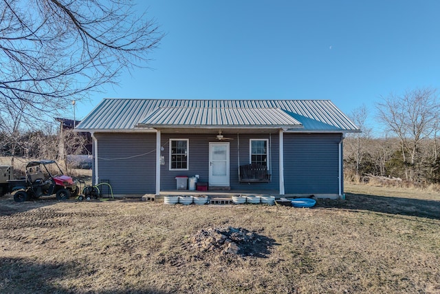 view of front of property featuring a front yard