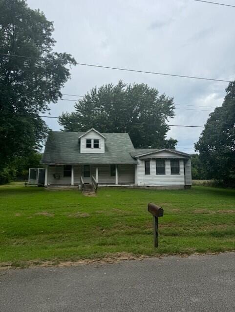 view of front of house with a front lawn