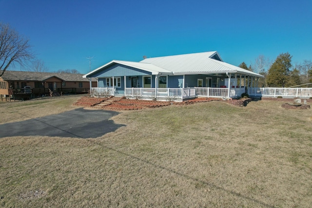 country-style home featuring a porch and a front yard