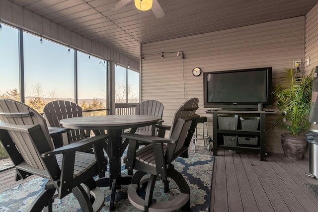 sunroom with ceiling fan