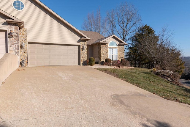 view of front facade with a garage and a front yard