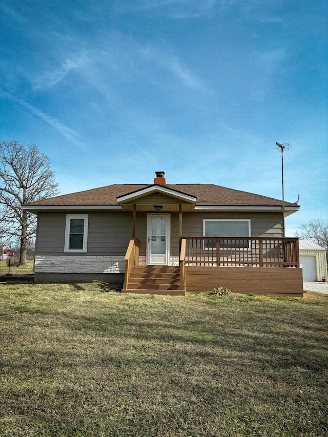 view of front of house featuring a front lawn