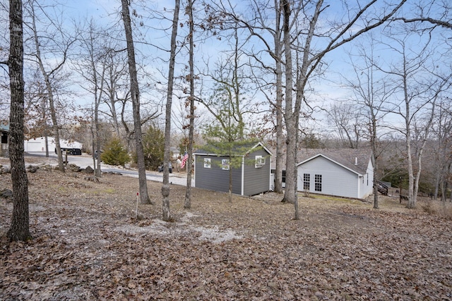 view of yard featuring an outdoor structure