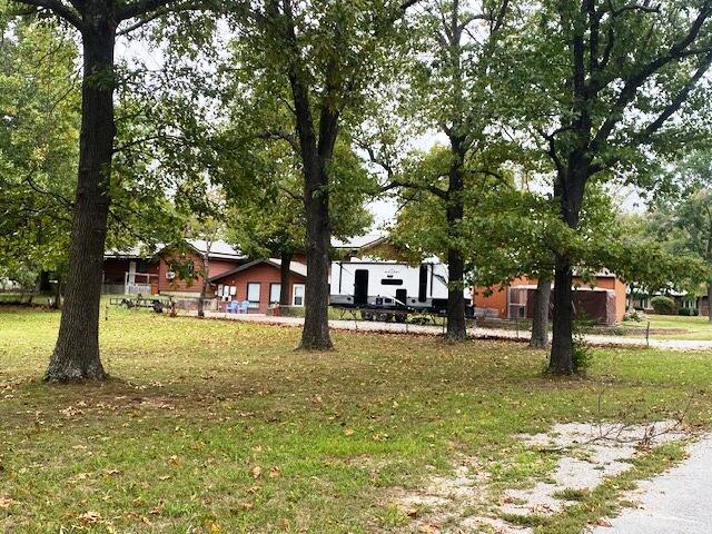 view of front of house featuring a front lawn