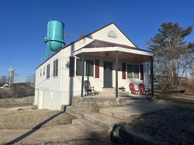 view of front facade featuring metal roof