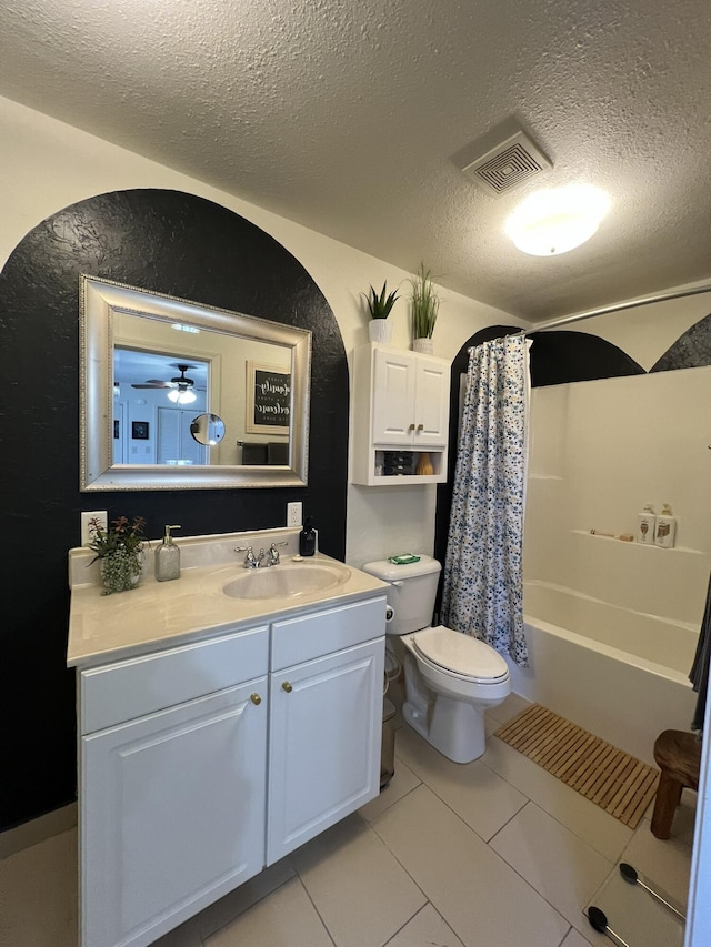 full bathroom featuring visible vents, toilet, shower / bath combo, a textured ceiling, and vanity