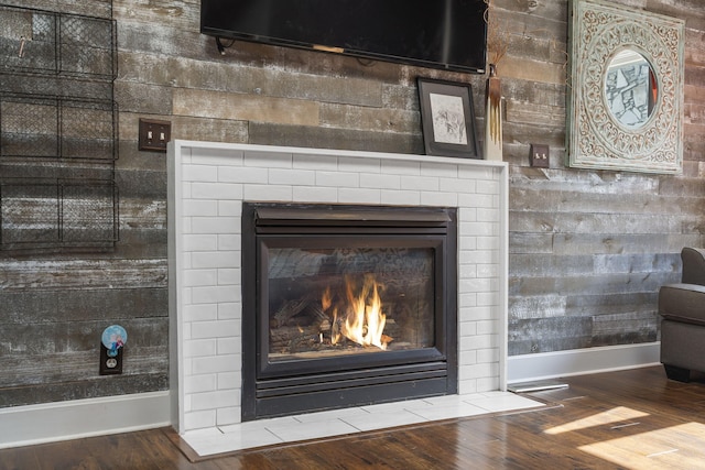 room details with hardwood / wood-style flooring