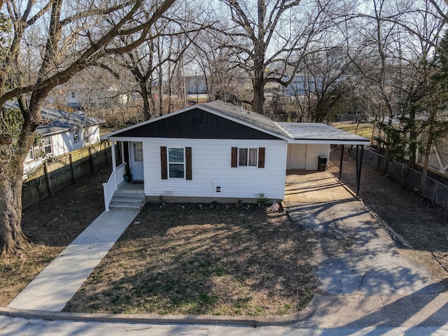 view of front of house featuring fence