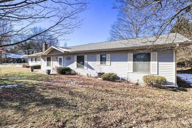 ranch-style house featuring a front lawn