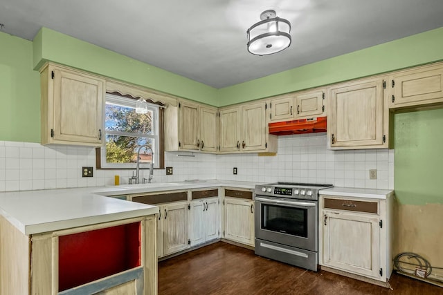 kitchen with electric stove, sink, dark wood-type flooring, and tasteful backsplash