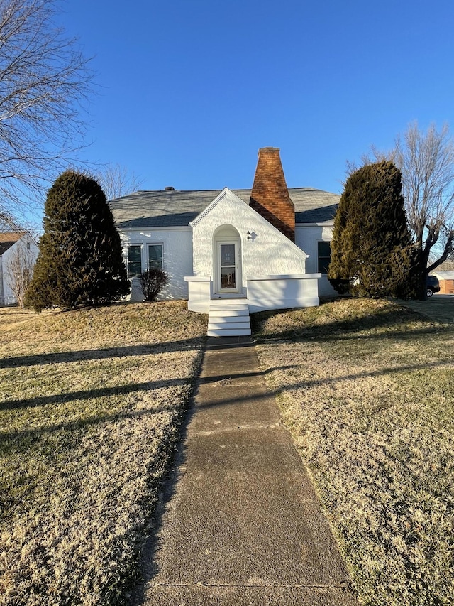 view of front of property with a front lawn