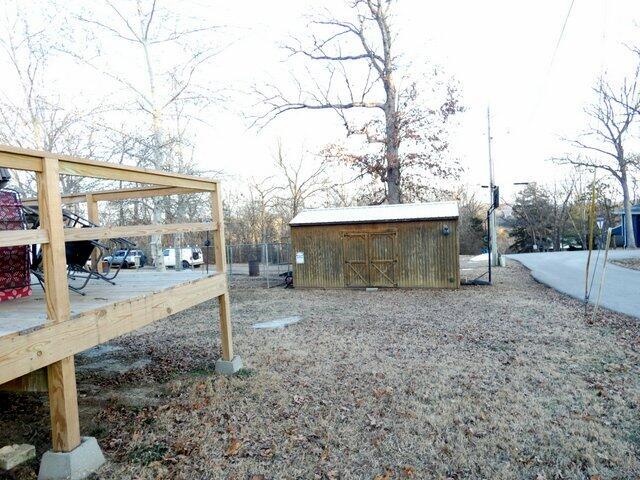 view of yard with a shed