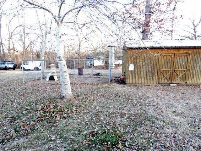 view of yard with a shed