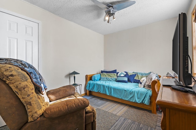 bedroom featuring ceiling fan and a textured ceiling