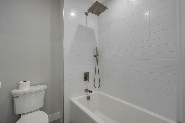 bathroom with tiled shower / bath and toilet