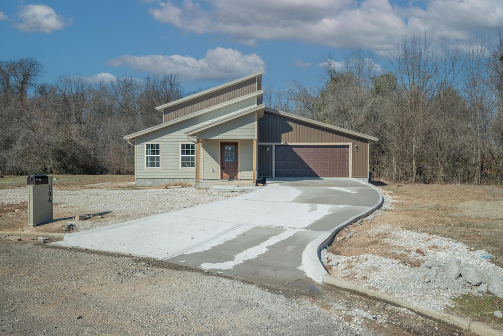 view of front facade with a garage