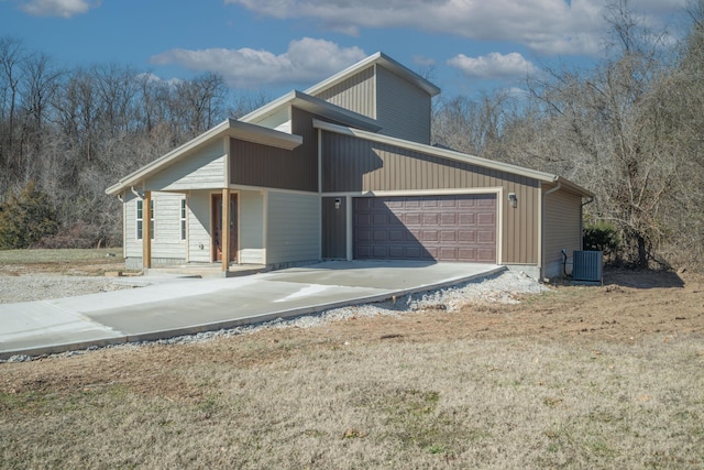 view of front of property featuring central AC unit and a front lawn