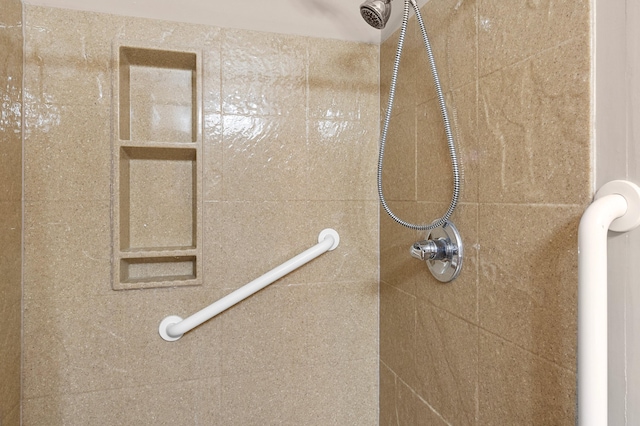 details featuring tiled shower