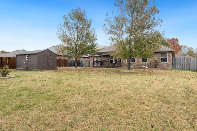 view of yard featuring a storage unit