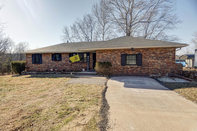 ranch-style house featuring a front yard