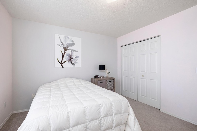 bedroom with carpet, a textured ceiling, and a closet