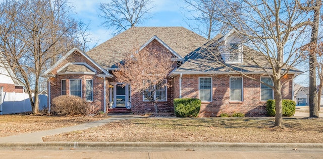 view of front of property featuring a front lawn