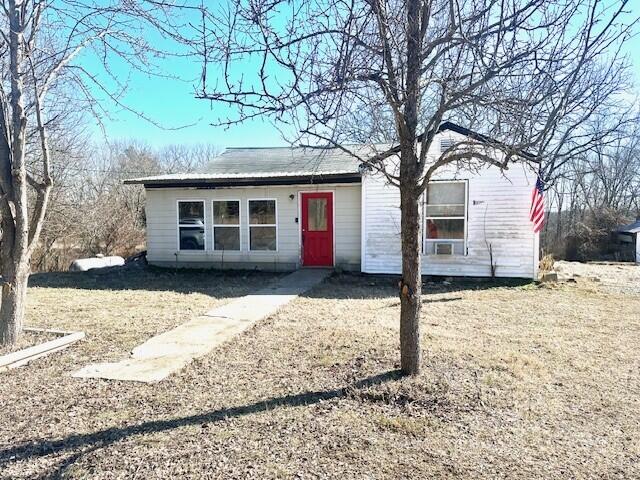 view of front facade with a front yard