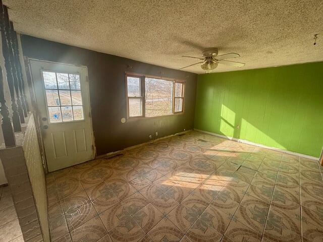 spare room featuring ceiling fan and a textured ceiling