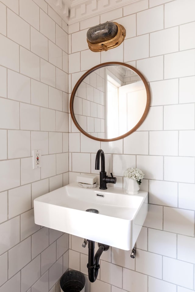 bathroom featuring sink