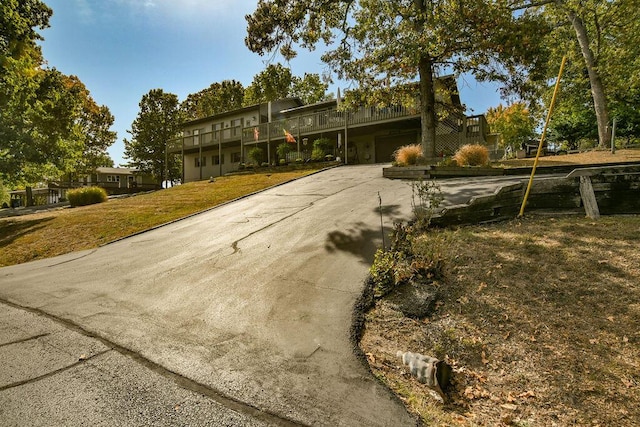 view of front of home featuring driveway, a front lawn, and a garage