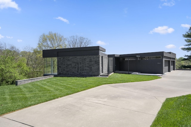2860 E Southern Hills Blvd, Springfield, MO 65804 - exterior space with a garage