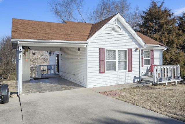 view of front of property featuring a carport