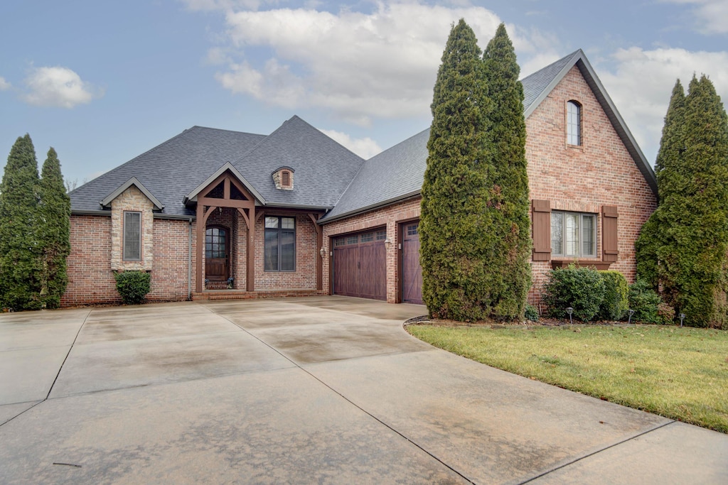 view of front of home featuring a garage and a front yard