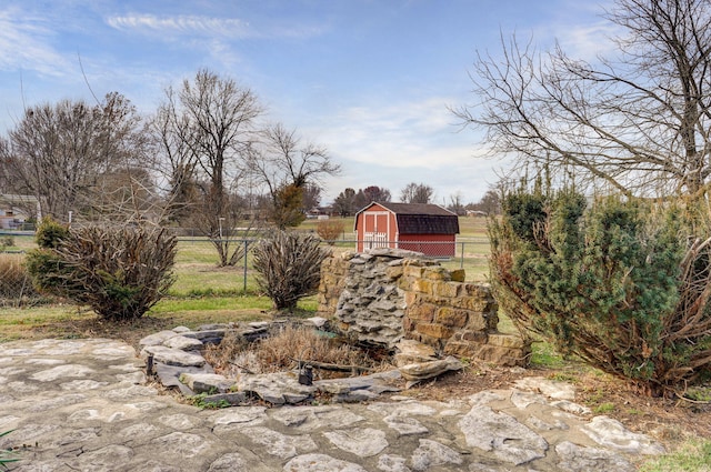 view of yard featuring a shed