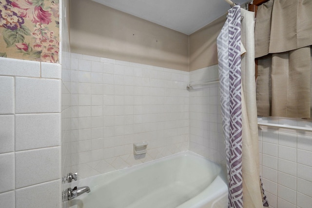 bathroom featuring shower / tub combo