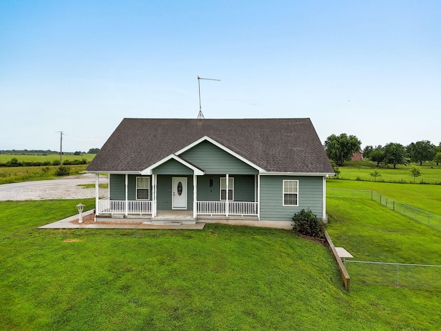 view of front of property featuring a porch and a front yard